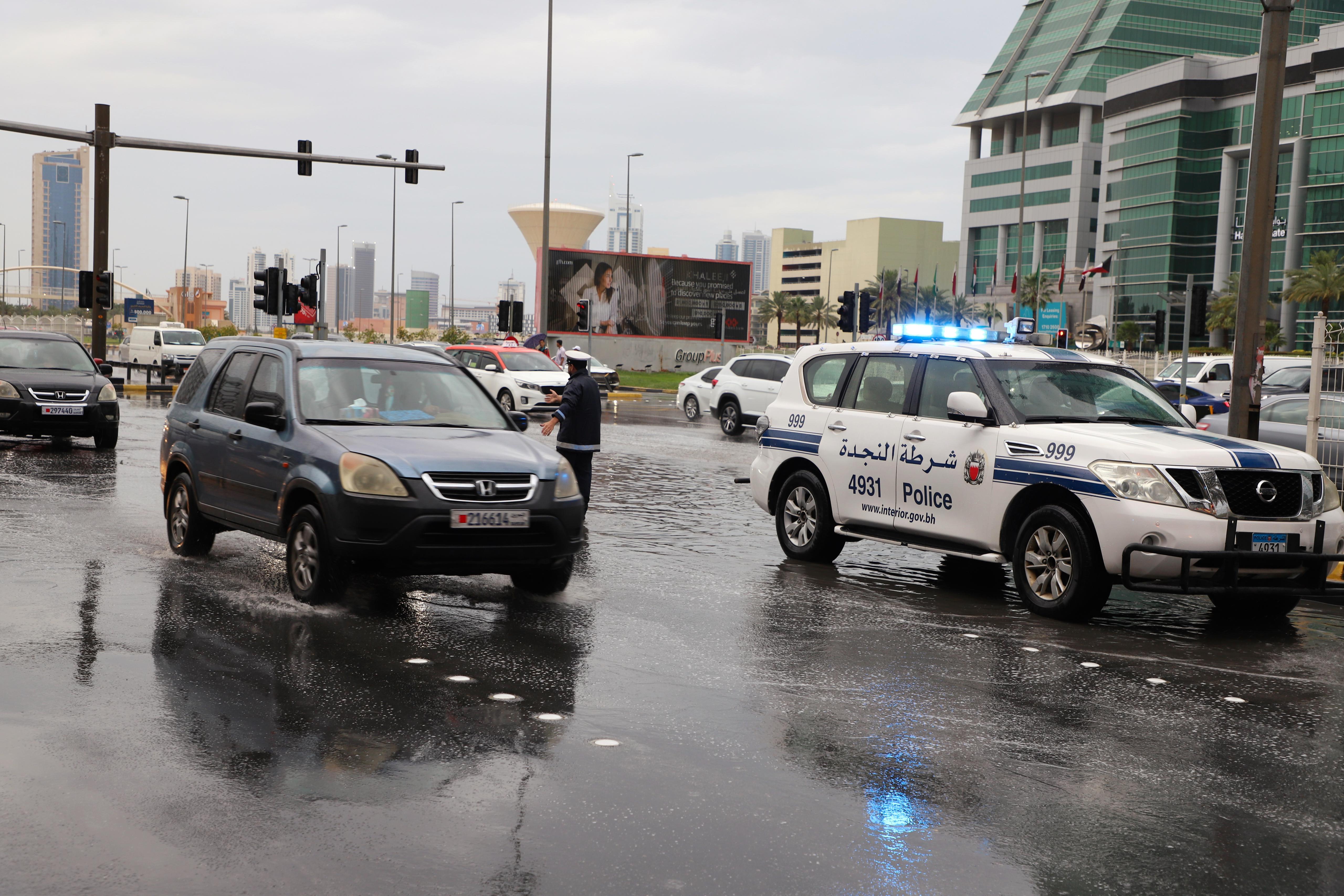 إدارات وزارة الداخلية تكثف جهودها للتعامل مع تداعيات الأمطار<